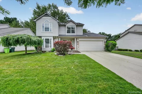 827 Westbrooke Dr, South Lyon, MI 48178