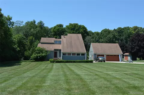 10055 Walnut Hill Dr, Springfield, MI 48350