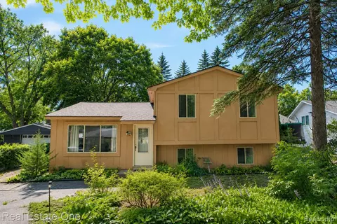 4510 Bethune Ct, West Bloomfield, MI 48323