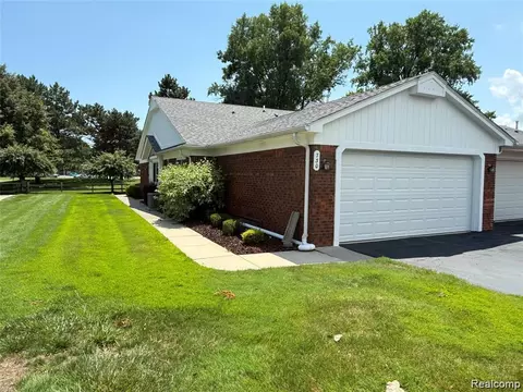 730 Country Club Dr #36, Saint Clair Shores, MI 48082