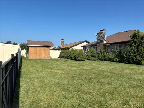 16776 Sarno Dr, Macomb, MI 48044 photo 3