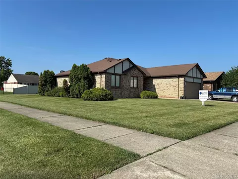 16776 Sarno Dr, Macomb, MI 48044 photo 2
