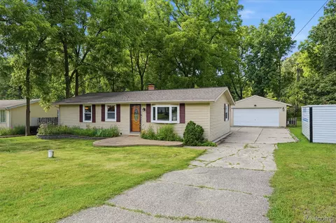 608 Snyder Rd, Highland, MI 48357