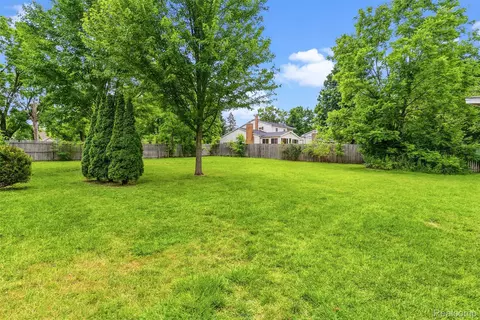 Exterior - 7313 River Rd, Flushing, MI 48433 photo 3 of 7