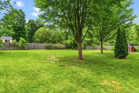 Exterior - 7313 River Rd, Flushing, MI 48433 photo 4 of 7
