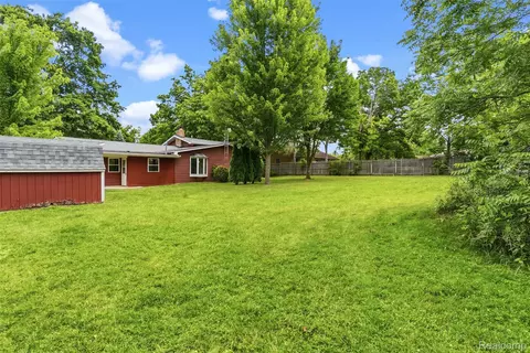 Exterior - 7313 River Rd, Flushing, MI 48433 photo 7 of 7