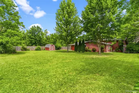 Exterior - 7313 River Rd, Flushing, MI 48433 photo 5 of 7