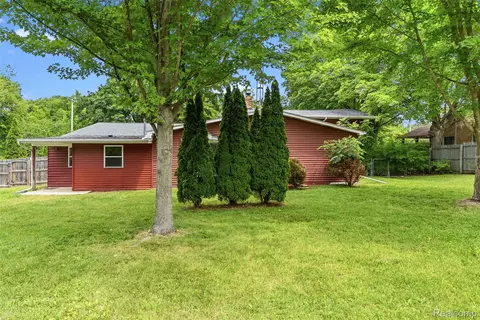 Exterior - 7313 River Rd, Flushing, MI 48433 photo 6 of 7