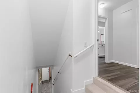 Entry Way - 7313 River Rd, Flushing, MI 48433 photo 3 of 3