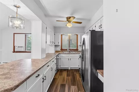 Kitchen - 7313 River Rd, Flushing, MI 48433 photo 2 of 4