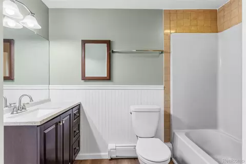 Bath - 7313 River Rd, Flushing, MI 48433 photo 2 of 3