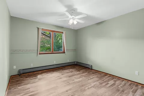 Bedroom - 7313 River Rd, Flushing, MI 48433 photo 8 of 8