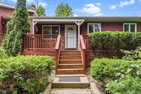 Exterior - 7313 River Rd, Flushing, MI 48433 photo 2 of 7
