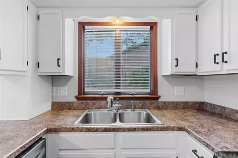 Kitchen - 7313 River Rd, Flushing, MI 48433 photo 3 of 4