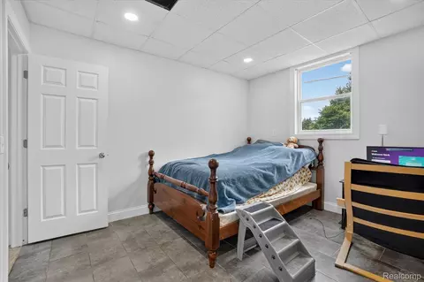 Bedroom - 6524 Kelly Rd, Flushing, MI 48433 photo 2 of 7