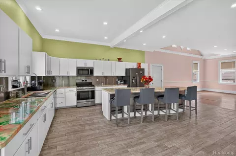 Kitchen - 6524 Kelly Rd, Flushing, MI 48433 photo 2 of 3