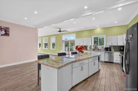 Kitchen - 6524 Kelly Rd, Flushing, MI 48433 photo 3 of 3