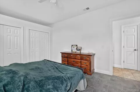 Bedroom - 6524 Kelly Rd, Flushing, MI 48433 photo 4 of 7