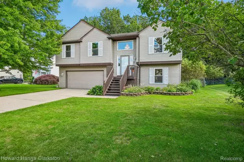 2787 Riverside Dr, Waterford, MI 48329