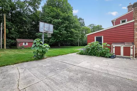 Exterior - 2356 Pineview Ct, Flint, MI 48433 photo 9 of 12