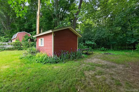 Exterior - 2356 Pineview Ct, Flint, MI 48433 photo 11 of 12