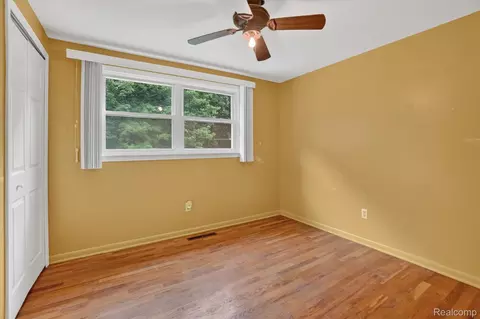 Bedroom - 2356 Pineview Ct, Flint, MI 48433 photo 3 of 8