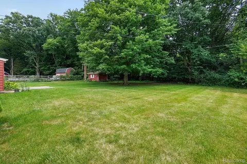Exterior - 2356 Pineview Ct, Flint, MI 48433 photo 12 of 12
