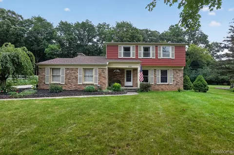 Exterior - 2356 Pineview Ct, Flint, MI 48433 photo 2 of 12