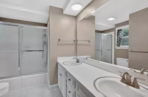 Bath - 2356 Pineview Ct, Flint, MI 48433 photo 2 of 2