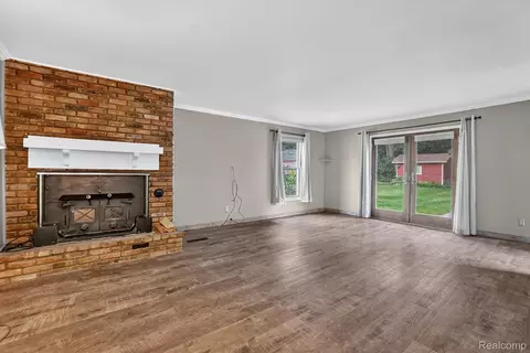 Living - 2356 Pineview Ct, Flint, MI 48433 photo 5 of 7