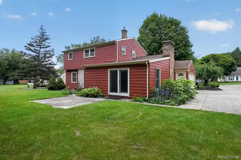 Exterior - 2356 Pineview Ct, Flint, MI 48433 photo 8 of 12