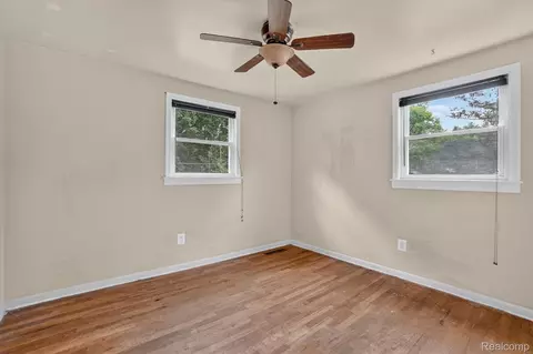Bedroom - 2356 Pineview Ct, Flint, MI 48433 photo 5 of 8