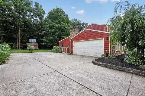 Exterior - 2356 Pineview Ct, Flint, MI 48433 photo 10 of 12