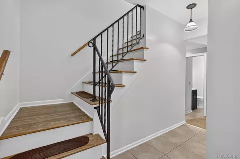 Entry Way - 2356 Pineview Ct, Flint, MI 48433 photo 2 of 2