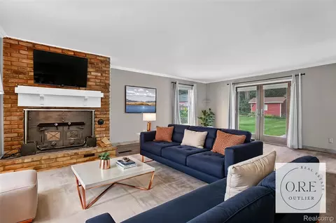 Living - 2356 Pineview Ct, Flint, MI 48433 photo 6 of 7