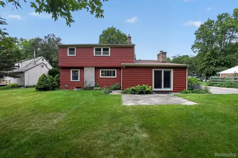 Exterior - 2356 Pineview Ct, Flint, MI 48433 photo 7 of 12