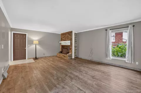 Living - 2356 Pineview Ct, Flint, MI 48433 photo 4 of 7