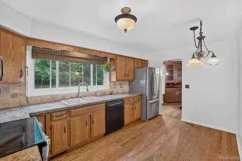 Kitchen - 2356 Pineview Ct, Flint, MI 48433 photo 2 of 3