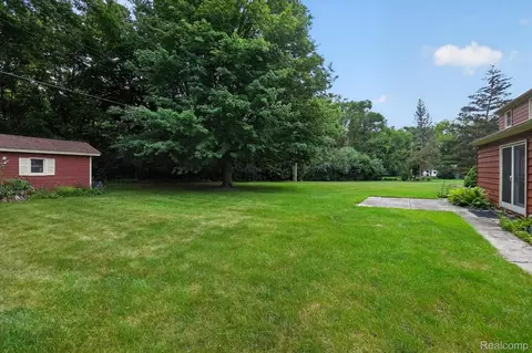 Exterior - 2356 Pineview Ct, Flint, MI 48433 photo 5 of 12