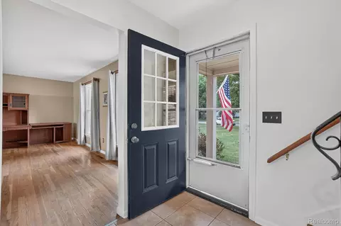 Entry Way - 2356 Pineview Ct, Flint, MI 48433 photo 1 of 2