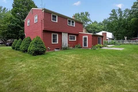 Exterior - 2356 Pineview Ct, Flint, MI 48433 photo 6 of 12