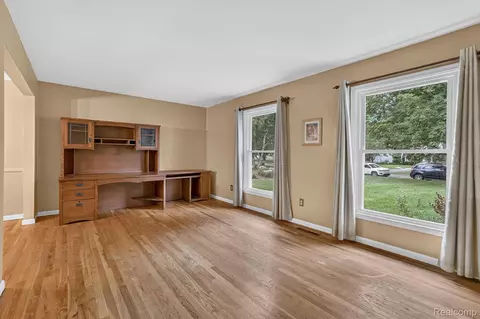 Living - 2356 Pineview Ct, Flint, MI 48433 photo 2 of 7
