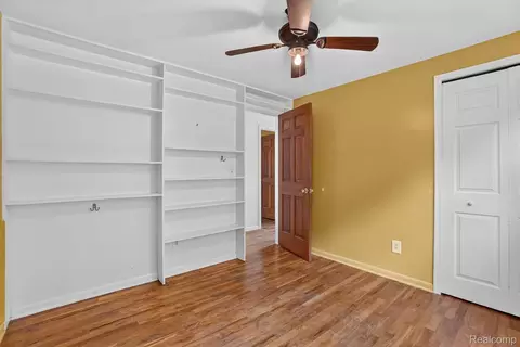 Bedroom - 2356 Pineview Ct, Flint, MI 48433 photo 4 of 8