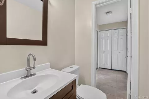 Bath - 2356 Pineview Ct, Flint, MI 48433 photo 1 of 2