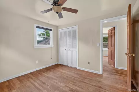 Bedroom - 2356 Pineview Ct, Flint, MI 48433 photo 6 of 8