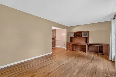 Living - 2356 Pineview Ct, Flint, MI 48433 photo 1 of 7