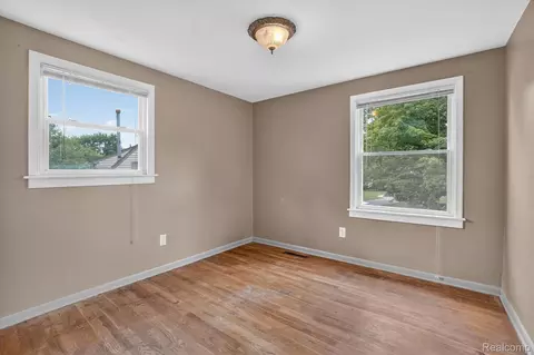 Bedroom - 2356 Pineview Ct, Flint, MI 48433 photo 7 of 8