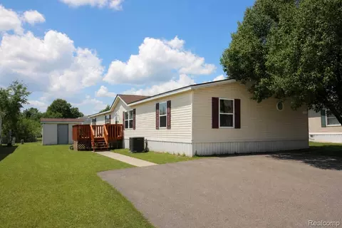 9159 Greentree Dr, Newport, MI 48166