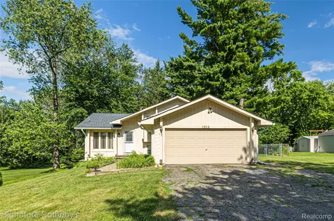 1312 Merry Rd, Waterford, MI 48328