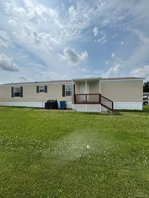 220 Pheasant Ln, Grand Blanc, MI 48439